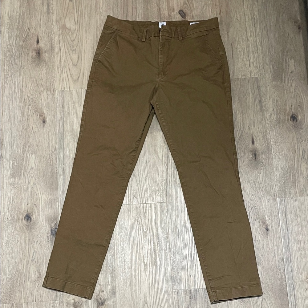 GAP Men's Essential Khakis Slim